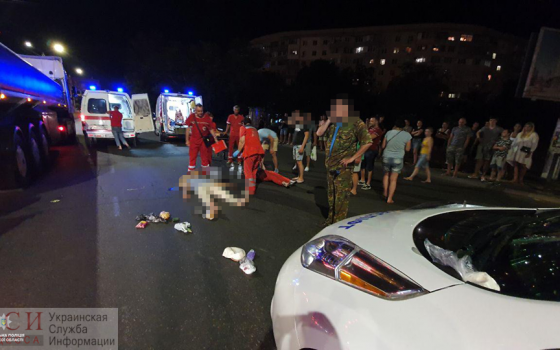 На поселке Котовского иномарка “Одесслифта” сбила двоих людей «фото»