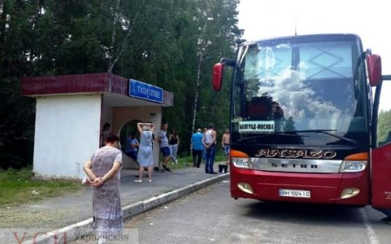 Пассажиры автобуса “Болград-Москва” на 18 часов застряли в поле перед границей из-за поломки «фото»