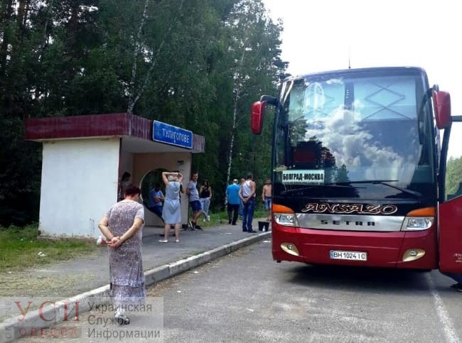 Пассажиры автобуса “Болград-Москва” на 18 часов застряли в поле перед границей из-за поломки «фото»