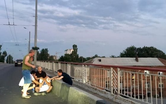 Одесситы остановили парня, который хотел спрыгнуть с Ивановского моста из-за измены (фото) «фото»
