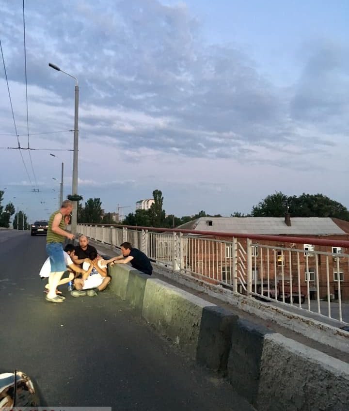 Одесситы остановили парня, который хотел спрыгнуть с Ивановского моста из-за измены (фото) «фото»