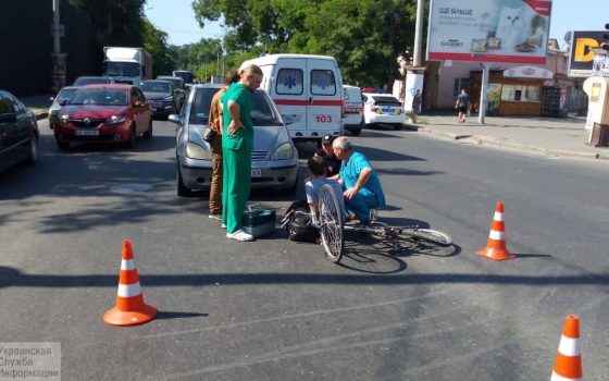 На Молдаванке иномарка сбила велосипедиста «фото»