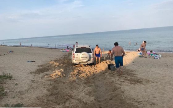 Преступление и наказание: в Санжейке водитель джипа заехал на пляж и увяз на три часа (фото) «фото»