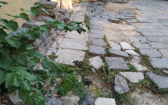 Во время реставрации дома Маразли историческую лавовую плитку бросили во дворе (фото) «фото»