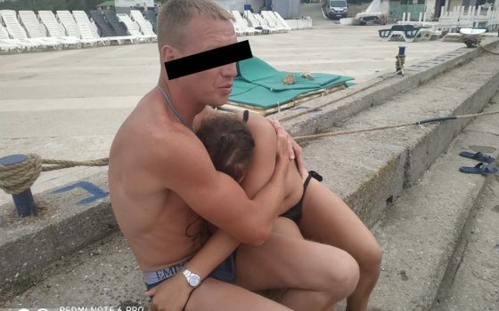 На Ланжероне спасли парня и девушку, которые купались в шторм (фото) «фото»