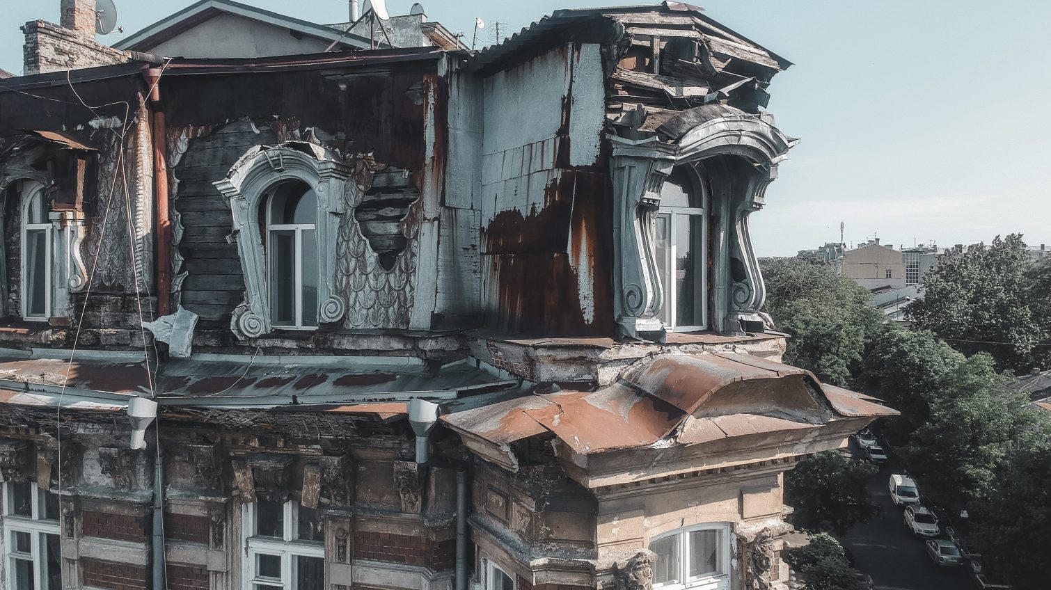 Одесский Дом с атлантами осыпается на глазах: жители боятся обрушений лепнины (фото) «фото»
