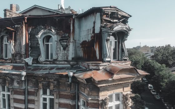 Одесский Дом с атлантами осыпается на глазах: жители боятся обрушений лепнины (фото) «фото»