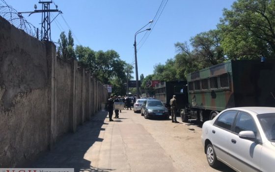 Из колонии на Люстдорфской, где произошел массовый бунт, начали вывозить заключенных   «фото»