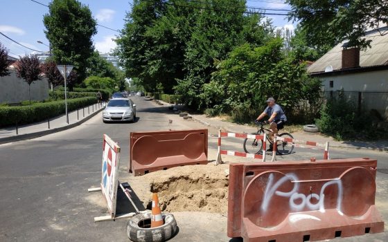 Провал на Каманина: яму не устраняют больше недели (фото) usionline.com Провал на Каманина: яму не устраняют больше недели (фото) «фото»