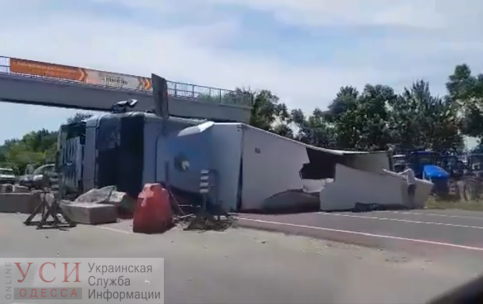 Масштабное ДТП на трассе Киев-Одесса: перевернулась фура и заблокировала движение транспорта (фото, видео) usionline.com Масштабное ДТП на трассе Киев-Одесса: перевернулась фура и заблокировала движение транспорта (фото, видео) «фото»