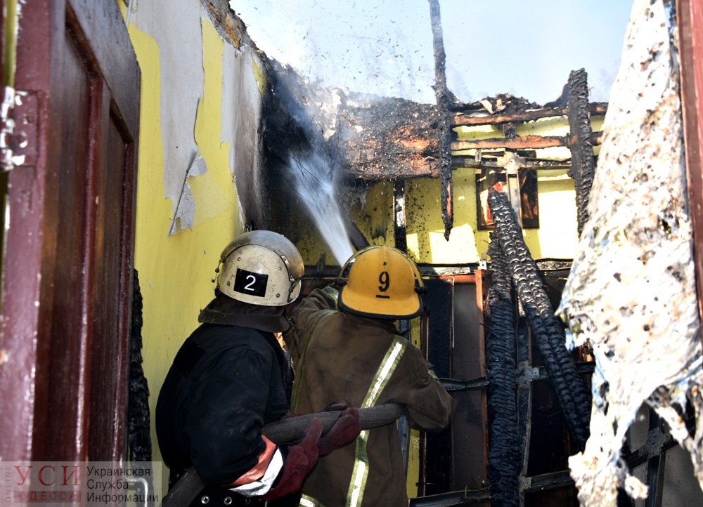 Под Одессой сгорел многоквартирный дом (фото) «фото»