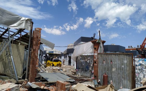 Привоз “зачистили” от старых лотков (фоторепортаж) «фото»