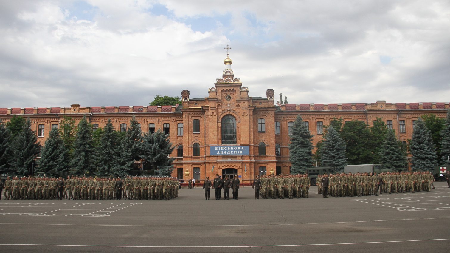 В Одесской военной академии торжественно вручили погоны выпускникам (фото) «фото»