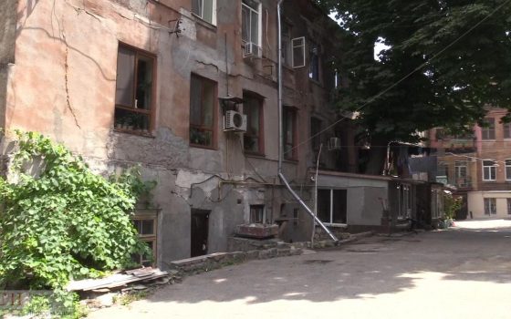 Сквозные трещины и комнаты без потолков – жилое здание в центре города нуждается в срочном ремонте (фото) «фото»