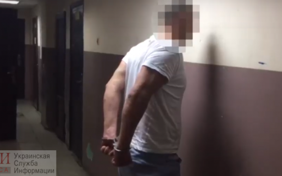 В Одессе мужчина разрешил незнакомцу присоединится к праздничному столу и получил удар ножом в спину «фото»