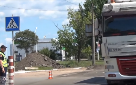 За проезд мимо весов – 800 гривен: на выезде из Одессы не проверяют фуры на перегруз (видео) «фото»