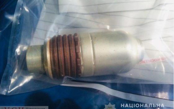 На поселке Котовского мужчина пытался продать гранату во дворе высотки «фото»