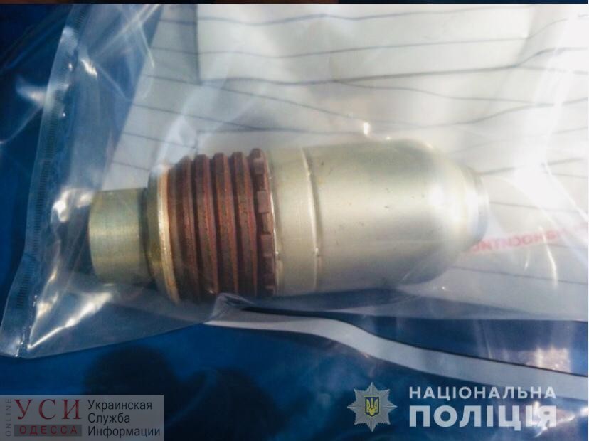 На поселке Котовского мужчина пытался продать гранату во дворе высотки «фото»