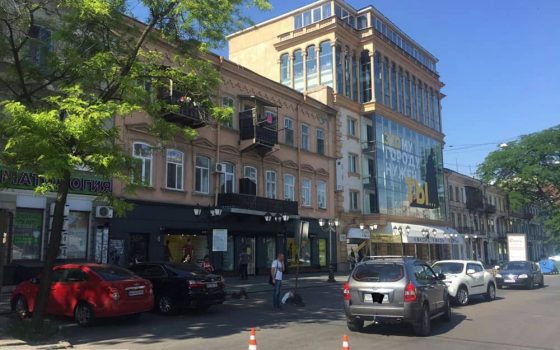 В центре Одессы Hyundai сбил мужчину и женщину на пешеходном переходе (фото) «фото»