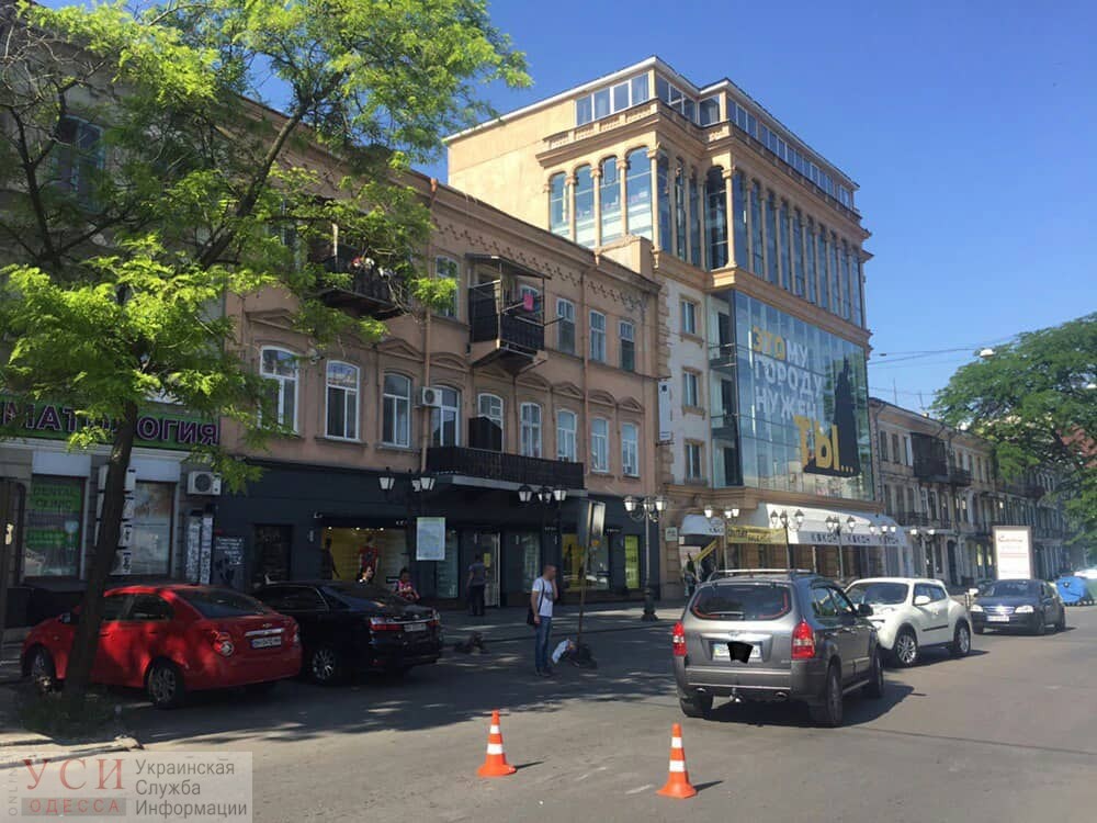 В центре Одессы Hyundai сбил мужчину и женщину на пешеходном переходе (фото) «фото»