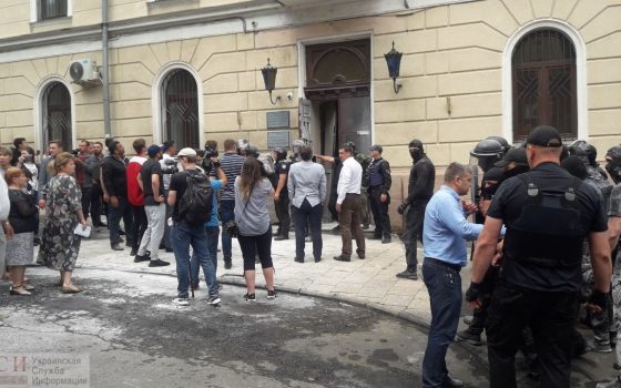 У здания Медина очередные массовые движения: полиция проверяет минирование (фото, видео, трансляция) «фото»