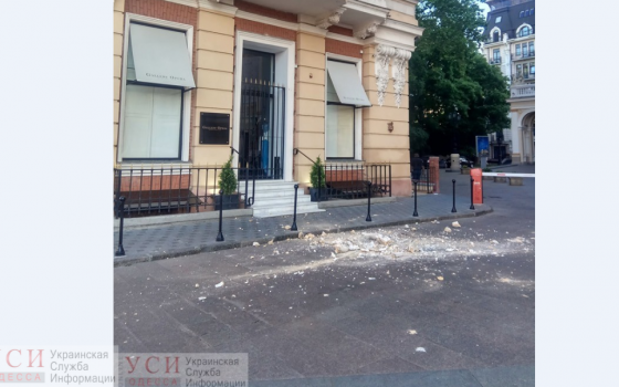 В Одессе спецкомиссия занимается обрушением фасада в центре города: здесь появился сомнительной законности целый этаж «фото»