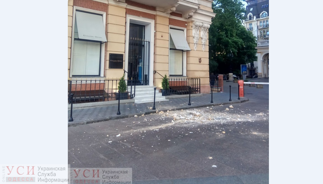 В Одессе спецкомиссия занимается обрушением фасада в центре города: здесь появился сомнительной законности целый этаж «фото»