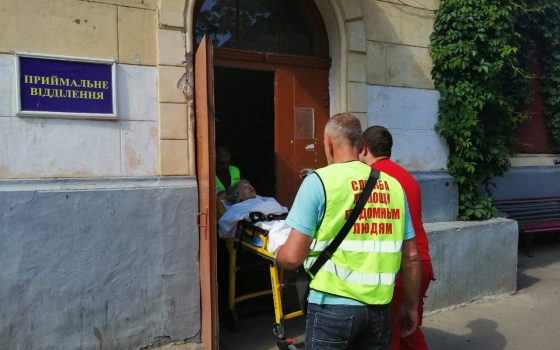 Умирающий человек, сотни мух, ванная с нечистотами: одесситка с весны не помогала сестре-инвалиду с переломом шейки бедра (фото) «фото»