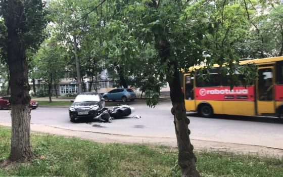 ДТП на Ильфа и Петрова: мопедист угодил под колеса машины «фото»