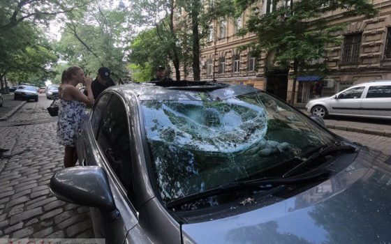 В центре Одессы на движущуюся машину рухнула ветка и пробила крышу автомобиля (фото) usionline.com В центре Одессы на движущуюся машину рухнула ветка и пробила крышу автомобиля (фото) «фото»