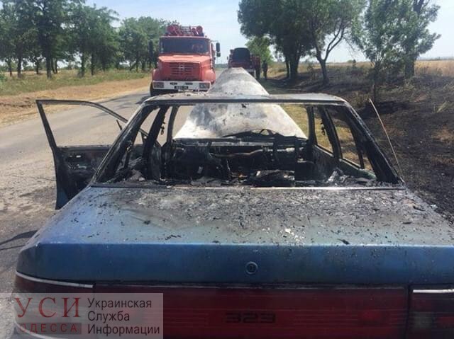 Повышенная пожароопасность: под Одессой на ходу загорелась иномарка (фото, видео) «фото»