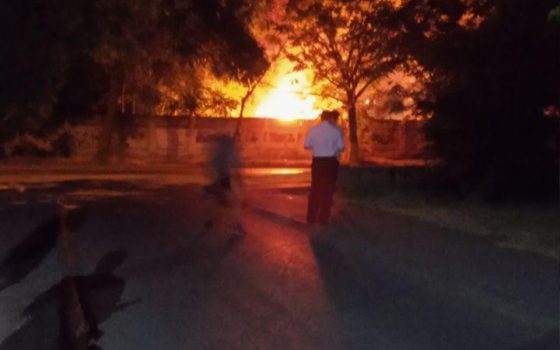 На стройке “Стикона” напротив больницы водников вспыхнул пожар (фото) «фото»