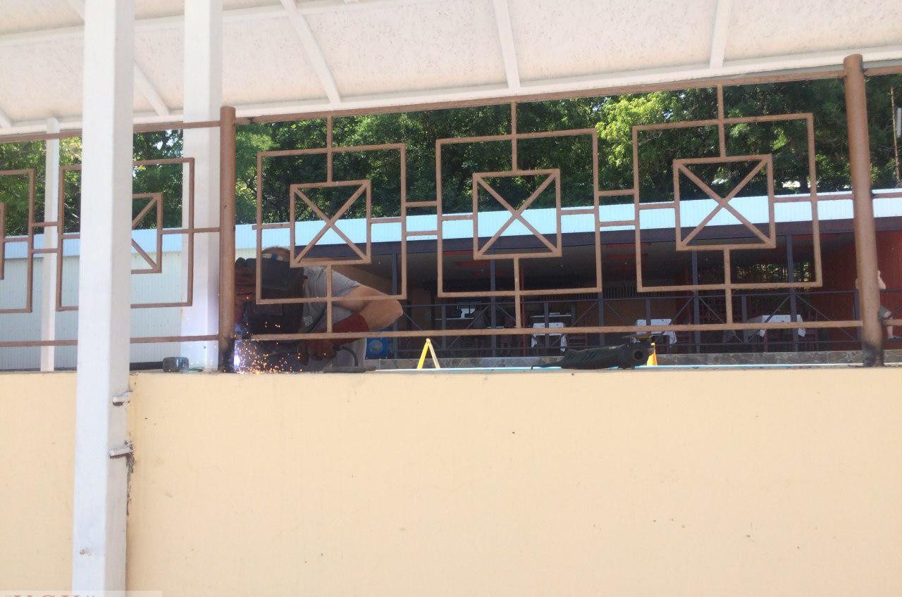Арендатор “Отрады”, который набросился на общественников с автоматом, восстановил снесенный забор на пляже (фото) «фото»