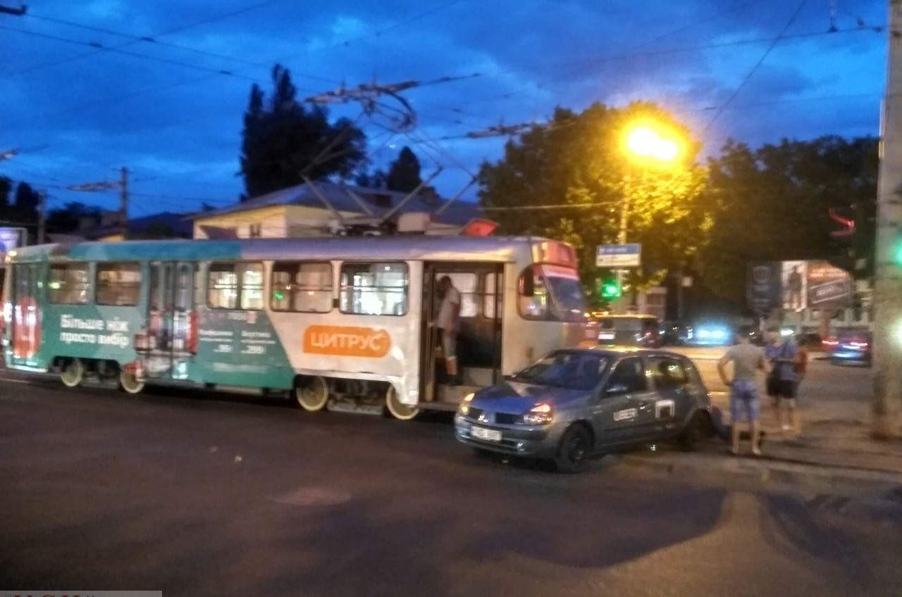 ДТП на 1-й станции Люстдорфской дороги остановило трамваи в направлении Таирова (фото) «фото»