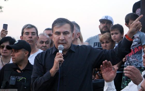 Саакашвили встретился с одесситами у Дюка и пригрозил Труханову наручниками (фото) «фото»