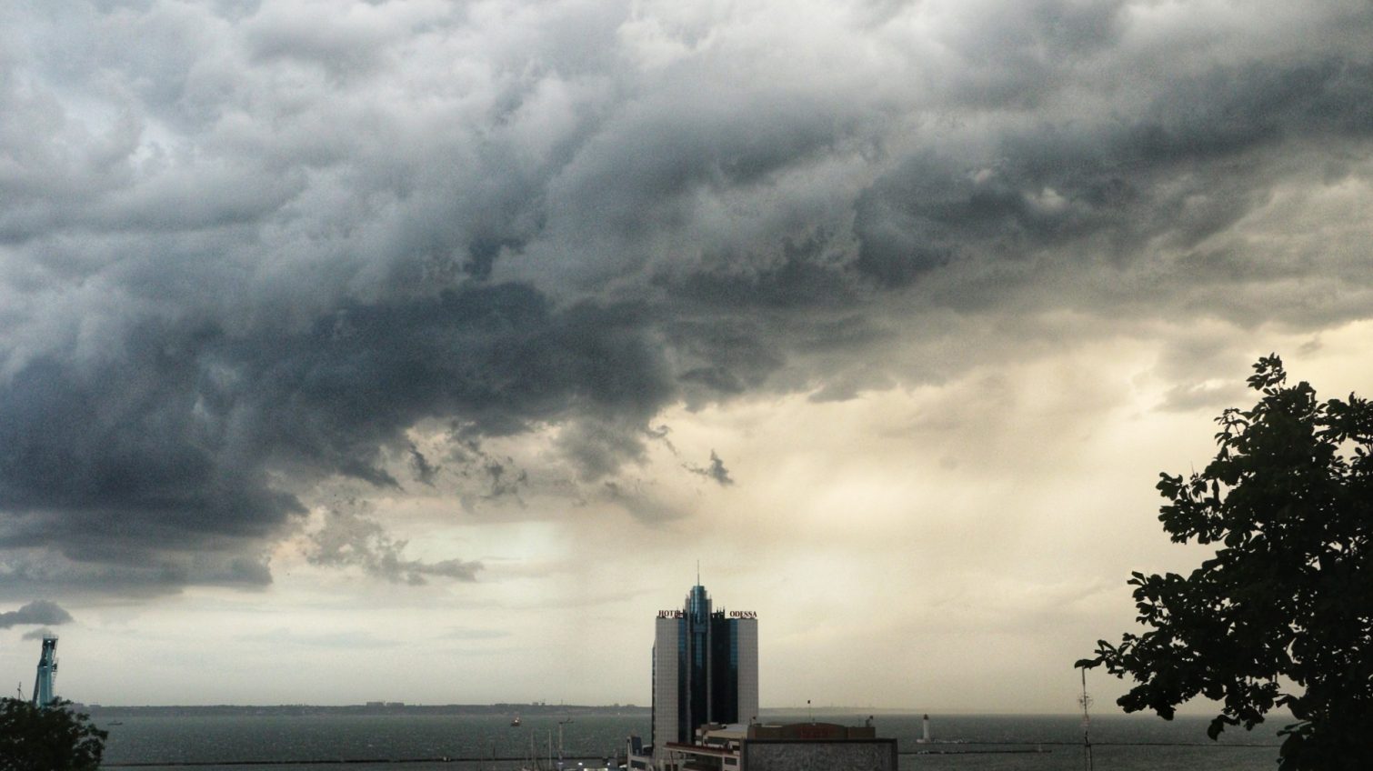 В последний день недели в Одессе синоптики обещают жару и дождь «фото»