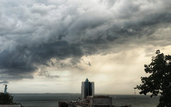 В последний день недели в Одессе синоптики обещают жару и дождь «фото»