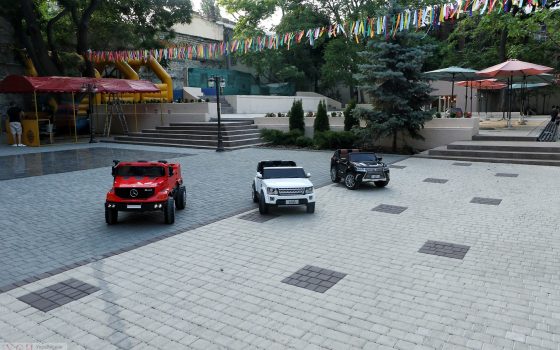 Летний театр “благоустроили” платными качелями (фото) «фото»