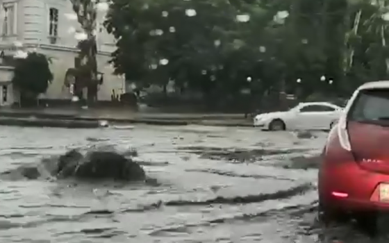 Дождь в Одессе затопил улицы, падают деревья (фото, видео) usionline.com Дождь в Одессе затопил улицы, падают деревья (фото, видео) «фото»