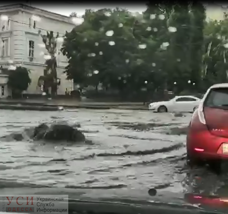 Дождь в Одессе затопил улицы, падают деревья (фото, видео) «фото»