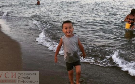 Медики пытаются вывести из комы трехлетнего Максима, который выпал со второго этажа в Санжейке (фото) «фото»