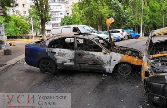 Ночью на Таирова в одном из дворов горели два автомобиля (фото) «фото»