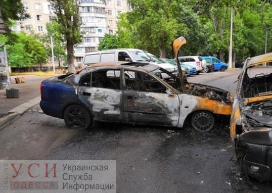 Ночью на Таирова в одном из дворов горели два автомобиля (фото) «фото»