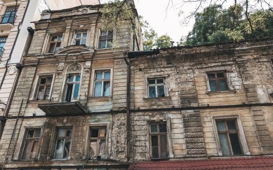 Место бедствия: в полуразрушенном доме в центре Одессы выживают семьи с детьми (фото, видео) «фото»