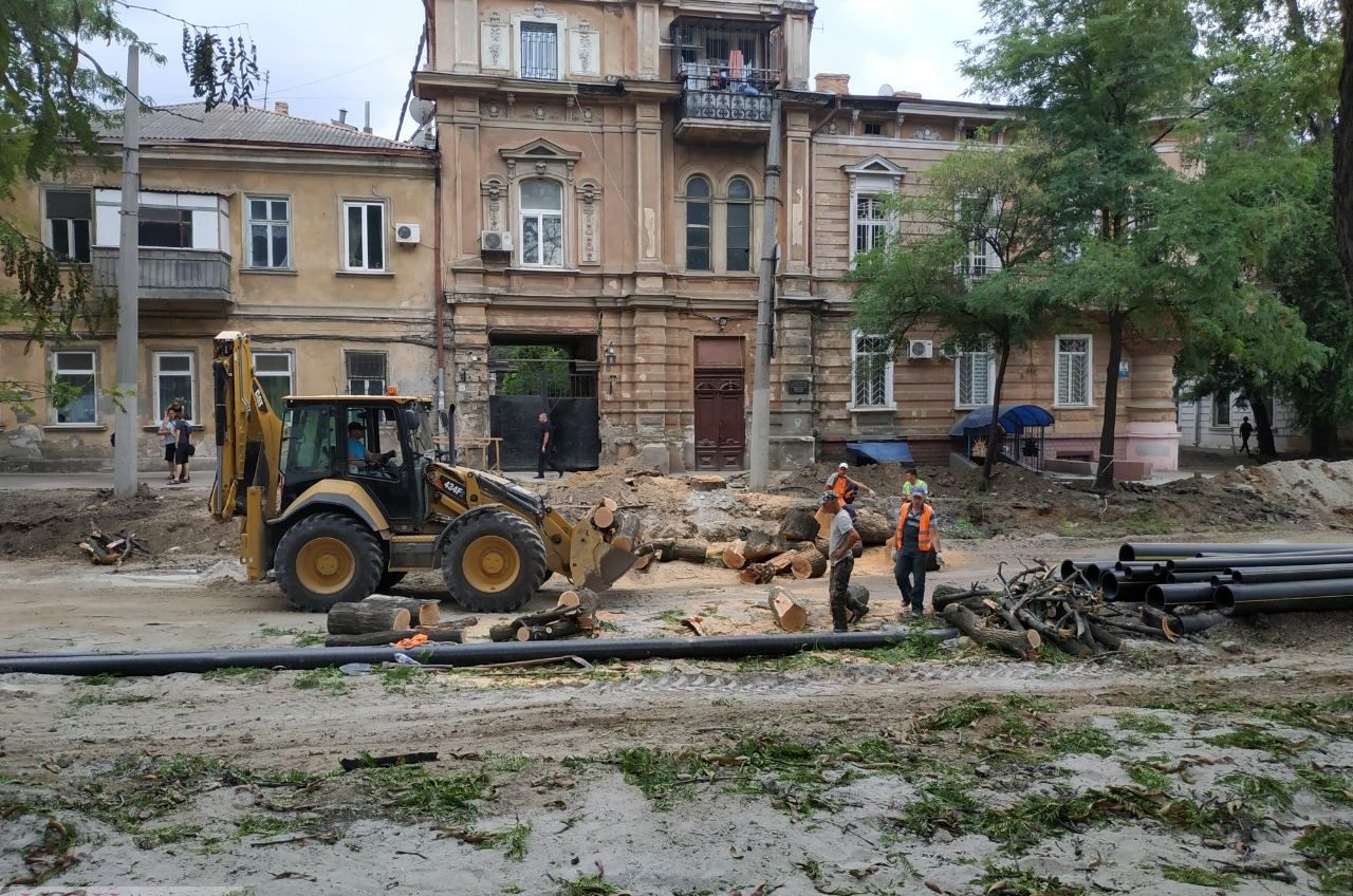Рабочие срезали деревья на Софиевской, лишив тротуары тени (фото) «фото»