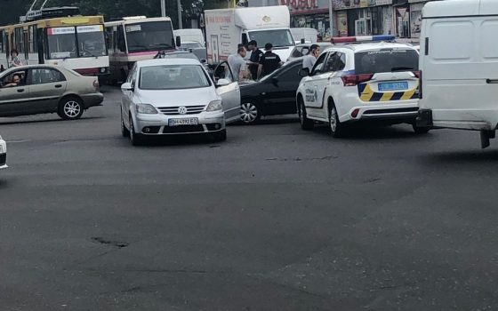 Из-за ДТП на перекрестке часть дорог Таирова сковали пробки «фото»