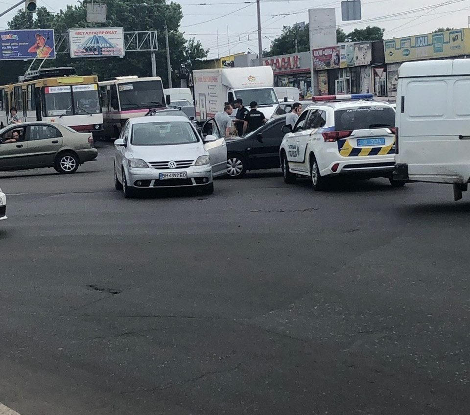 Из-за ДТП на перекрестке часть дорог Таирова сковали пробки «фото»