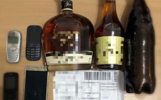 Арестанту Одесского СИЗО пытались передать несколько бутылок коньяка и нож «фото»