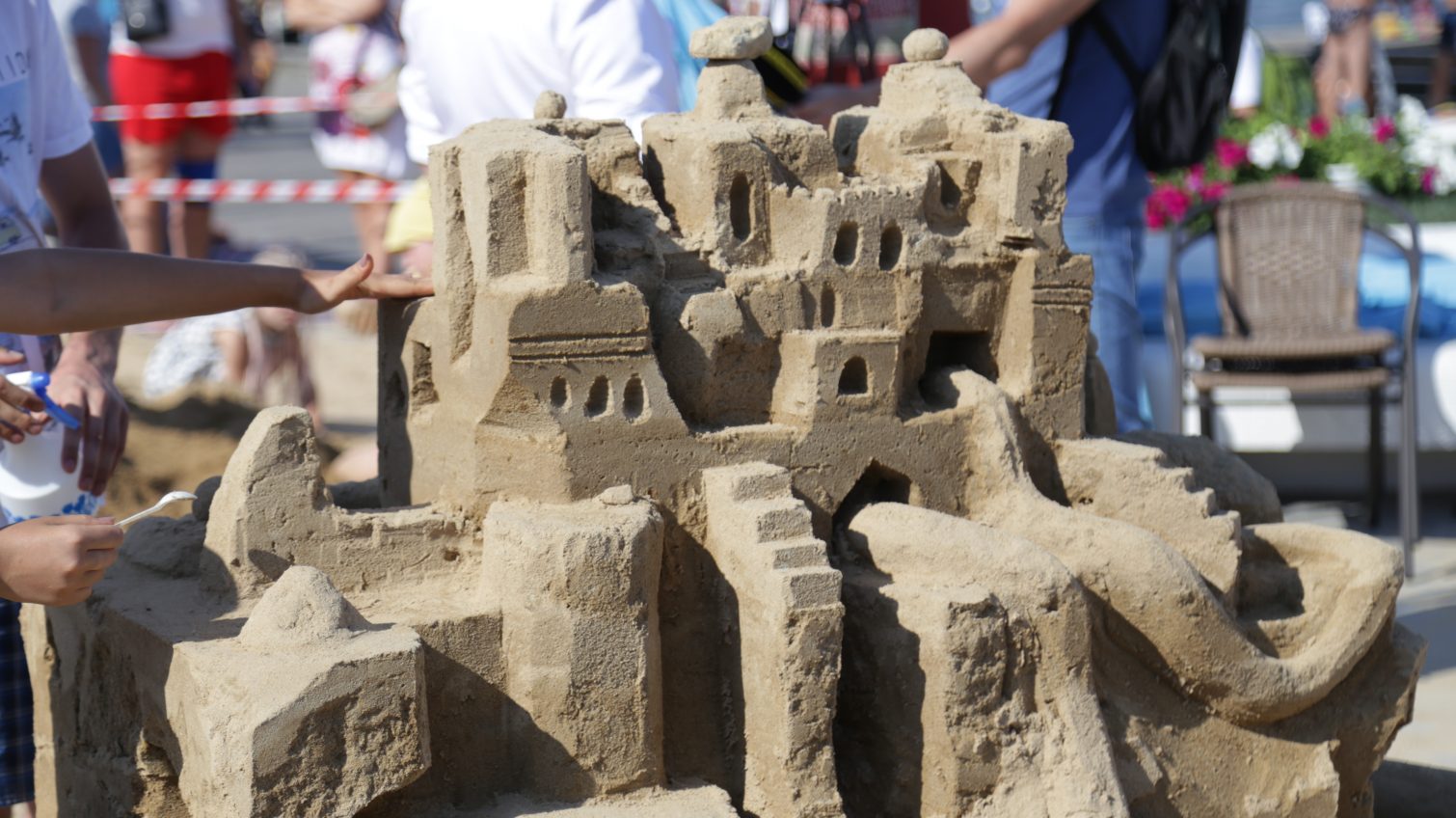 Битва скульптур: на Ланжероне создали из песка огромный замок, русалку и морское чудовище (фото) «фото»