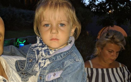 Одесситы нашли 3-летнюю девочку в центре города: пьяные родители пришли за ней через 2 часа usionline.com Одесситы нашли 3-летнюю девочку в центре города: пьяные родители пришли за ней через 2 часа «фото»